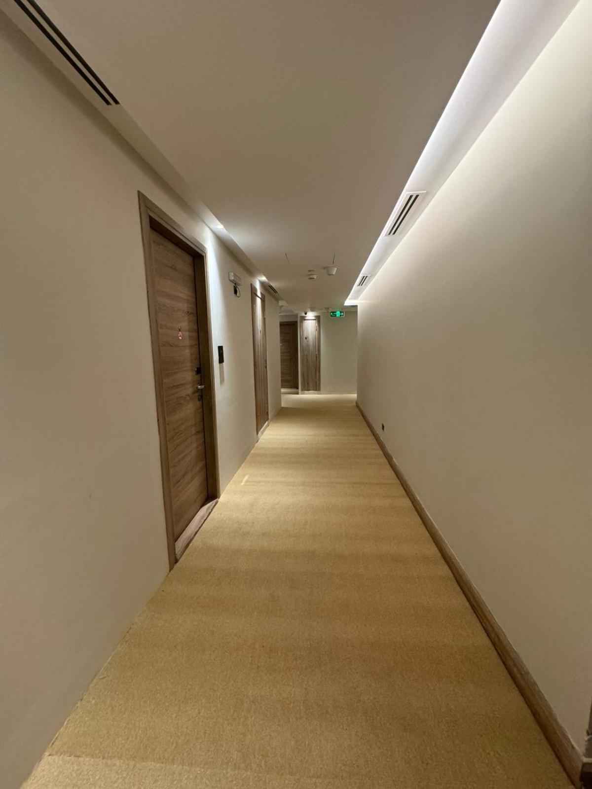 Roya Al Andalus Hotel Medina Eksteriør billede A corridor in the hotel