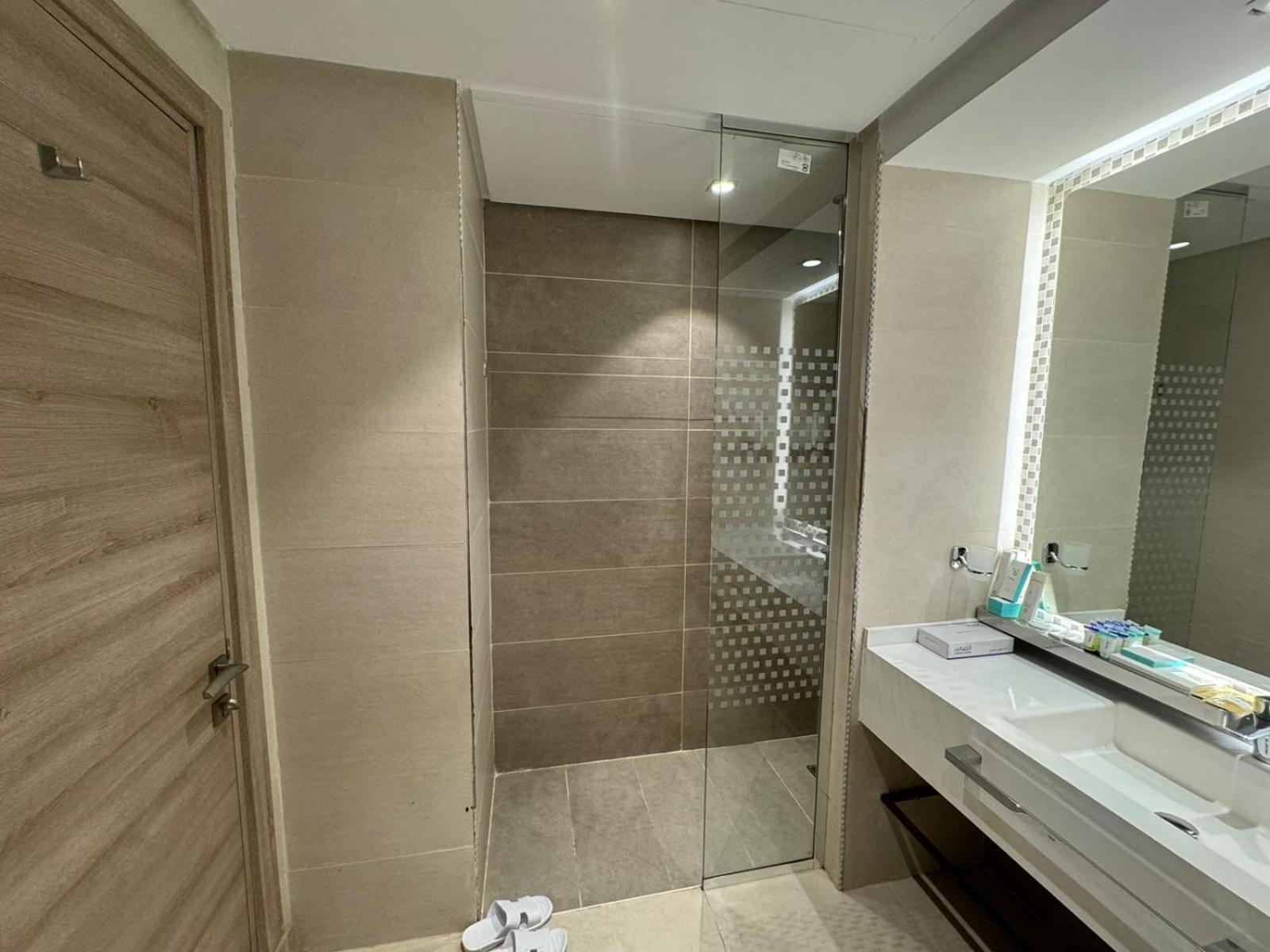 Roya Al Andalus Hotel Medina Eksteriør billede A shower enclosure